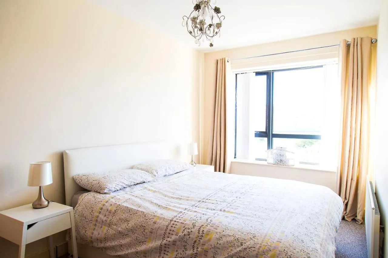City Centre 2 Bedroom Ensuited Apartment Free Parking بلفاست